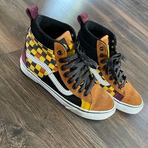 High top Trendy Vans w camo & checker print